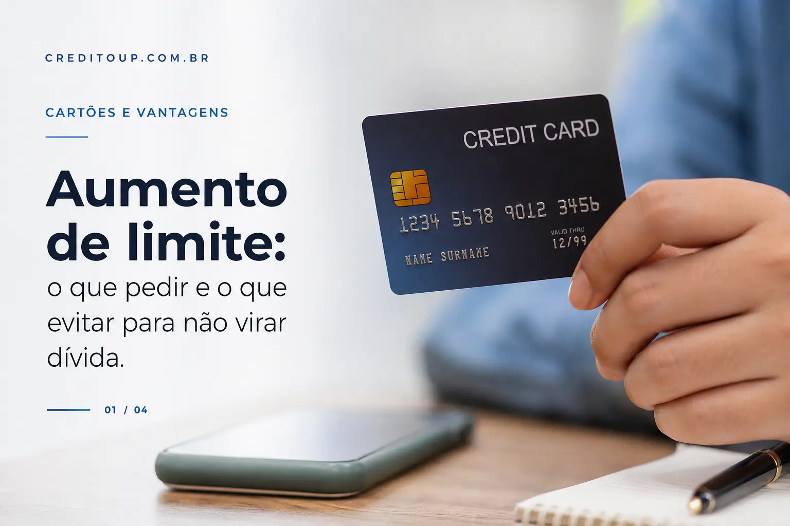 Pessoa segurando cartão de crédito com 'Aumento de limite'