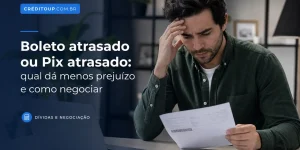 Homem preocupado com boleto atrasado segurando documentos