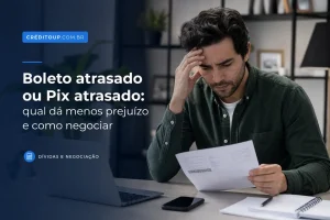Homem preocupado com boleto atrasado segurando documentos