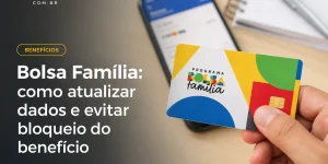 Mão segurando cartão Bolsa Família, celular e texto explicativo.
