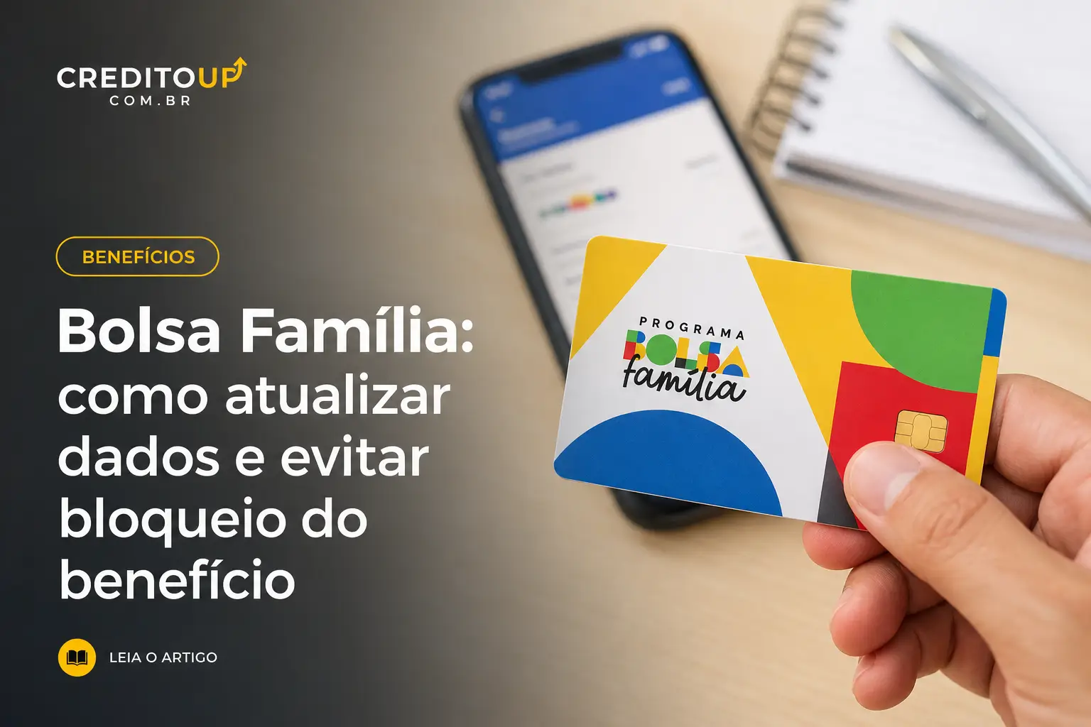 Mão segurando cartão Bolsa Família, celular e texto explicativo.