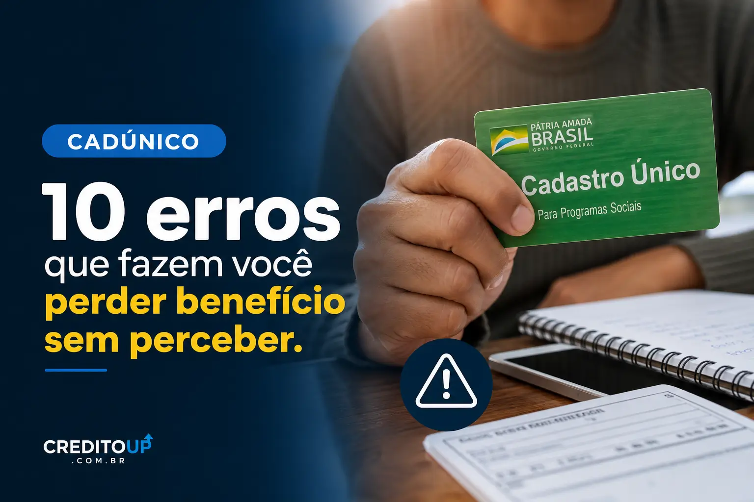 Pessoa segura cartão Cadastro Único verde enquanto escreve