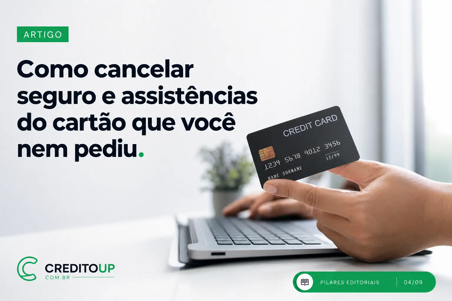 Mão segurando cartão de crédito sobre notebook para cancelar seguro não solicitado