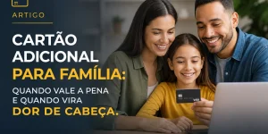 Família sorrindo usando laptop com cartão para 'Cartão Adicional Para Família'