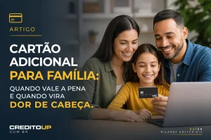 Família sorrindo usando laptop com cartão para 'Cartão Adicional Para Família'