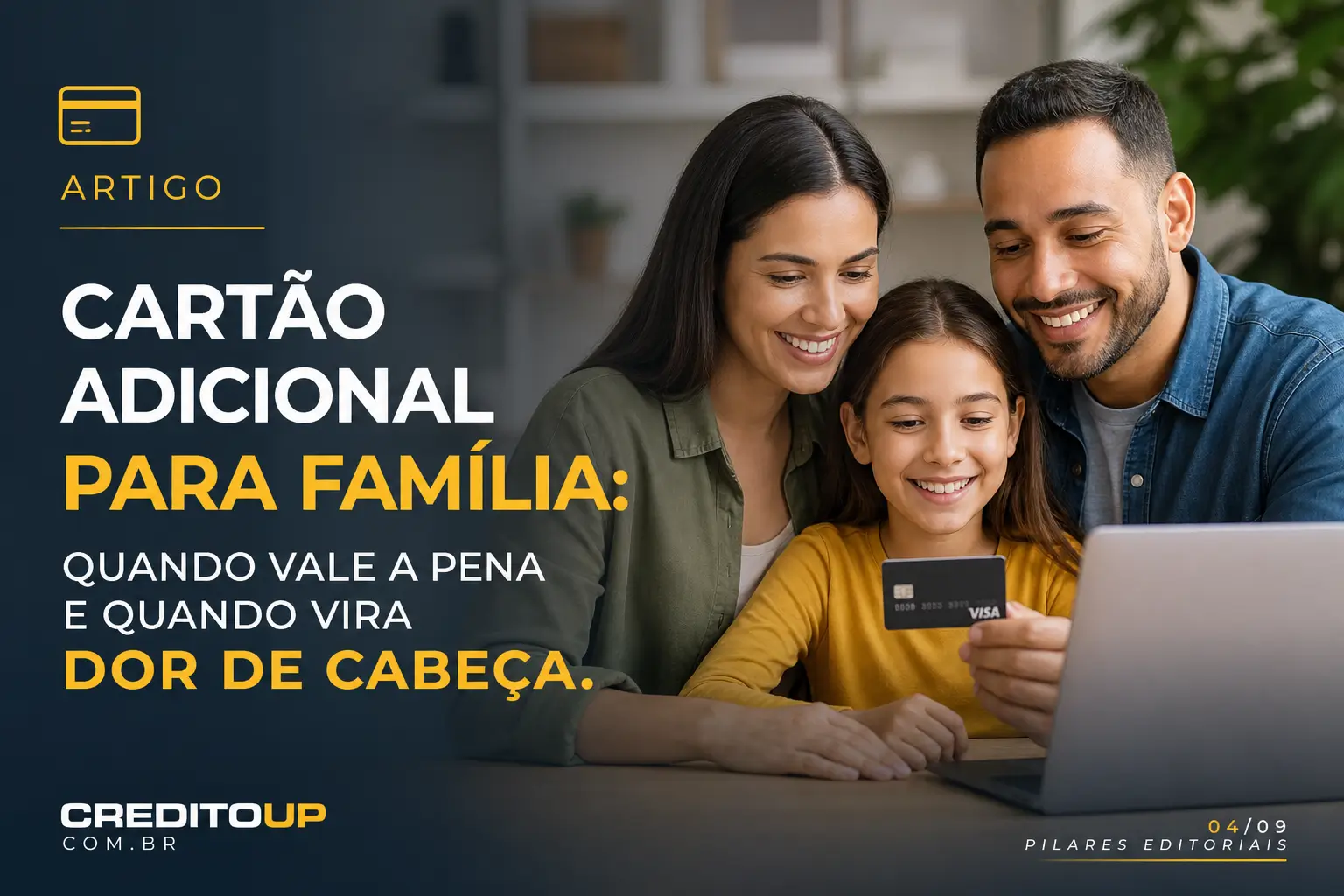 Família sorrindo usando laptop com cartão para 'Cartão Adicional Para Família'