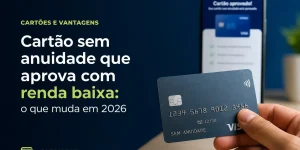 Cartão de crédito Visa com celular mostrando 'Cartão aprovado'