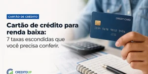 Mão segurando cartão de crédito com banner 'Cartão de crédito para renda baixa'