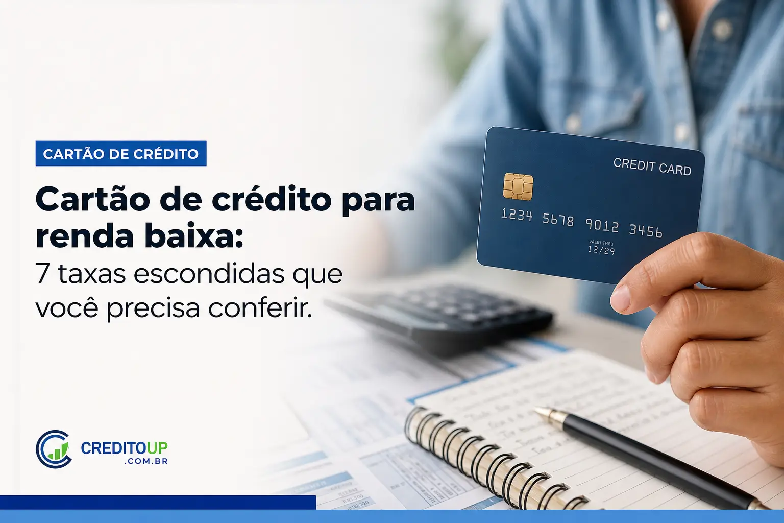 Mão segurando cartão de crédito com banner 'Cartão de crédito para renda baixa'