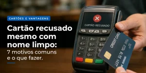 Pessoa com cartão recusado em terminal de pagamento