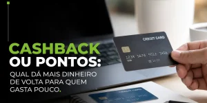 Pessoa segurando cartão de crédito em frente a laptop com planta ao fundo