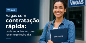 Jovem sorrindo em frente a prédio com currículo e texto sobre vagas