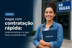 Jovem sorrindo em frente a prédio com currículo e texto sobre vagas