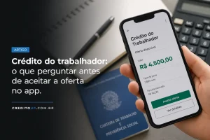 Mão segurando celular com oferta de crédito do trabalhador