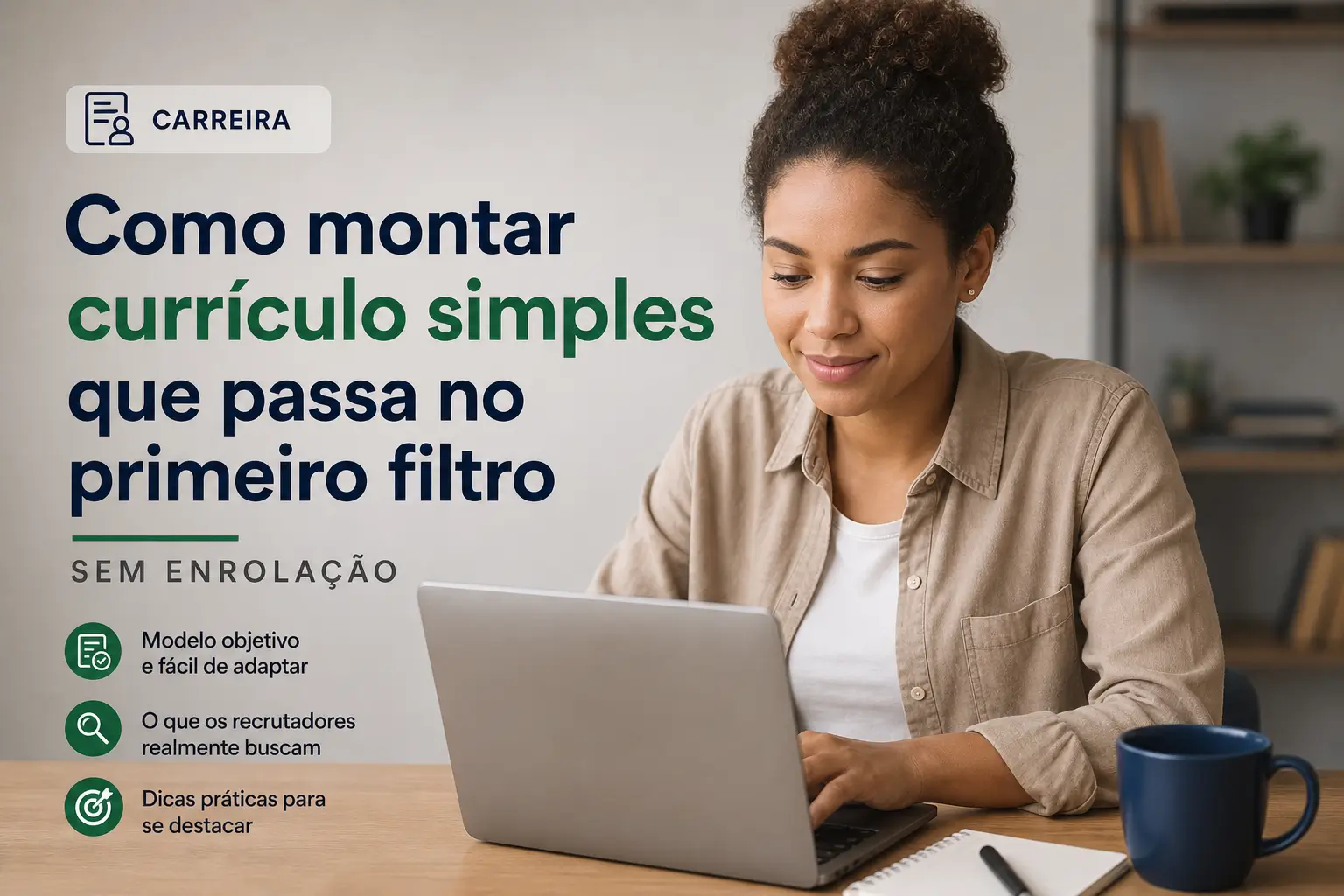 Mulher sorridente com laptop e café, dicas de currículos eficazes