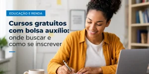 Mulher sorridente escrevendo em escritório com laptop