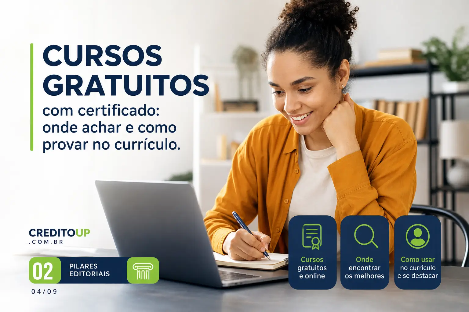 Mulher sorrindo no escritório escrevendo sobre cursos gratuitos