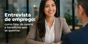 Executiva sorrindo em reunião sobre salário e benefícios