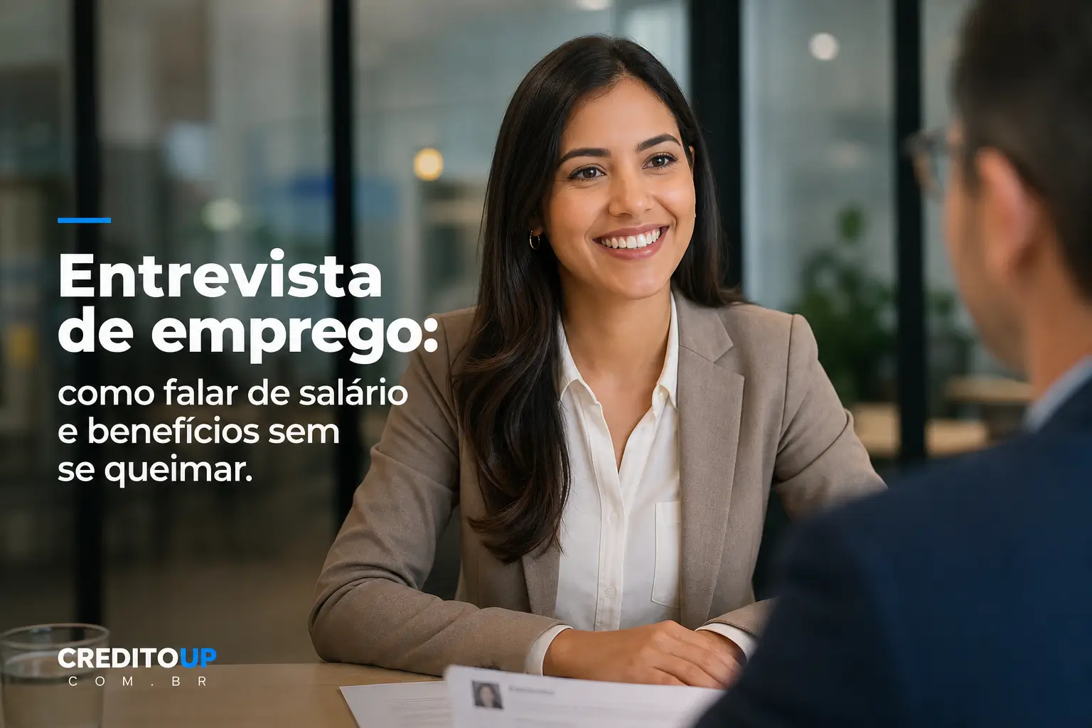 Executiva sorrindo em reunião sobre salário e benefícios