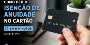 Pessoa segurando cartão de crédito preto com texto sobre isenção de anuidade