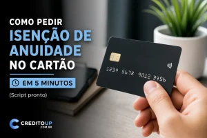 Pessoa segurando cartão de crédito preto com texto sobre isenção de anuidade