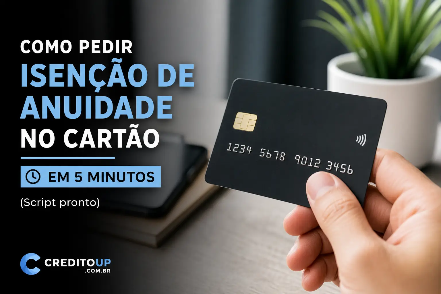 Pessoa segurando cartão de crédito preto com texto sobre isenção de anuidade