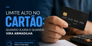 Pessoa segurando cartão de crédito preto com calculadora ao fundo