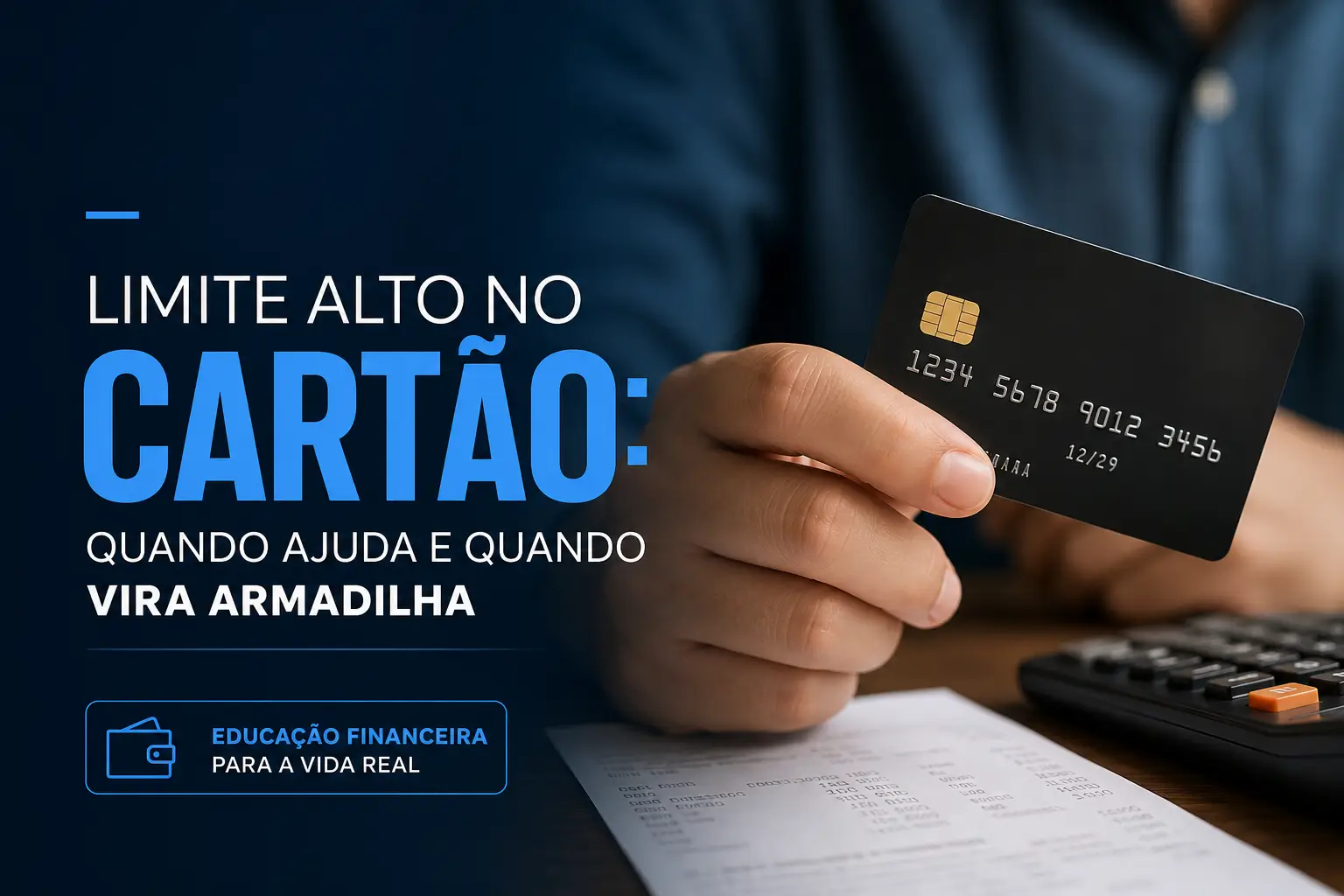 Pessoa segurando cartão de crédito preto com calculadora ao fundo