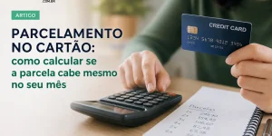 Pessoa com cartão de crédito azul e cálculo de parcelas