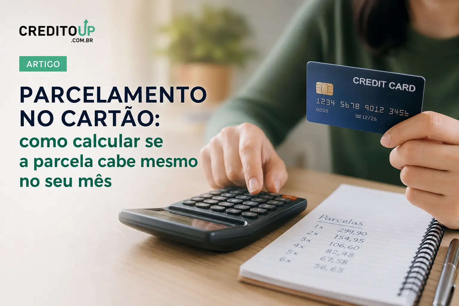 Pessoa com cartão de crédito azul e cálculo de parcelas