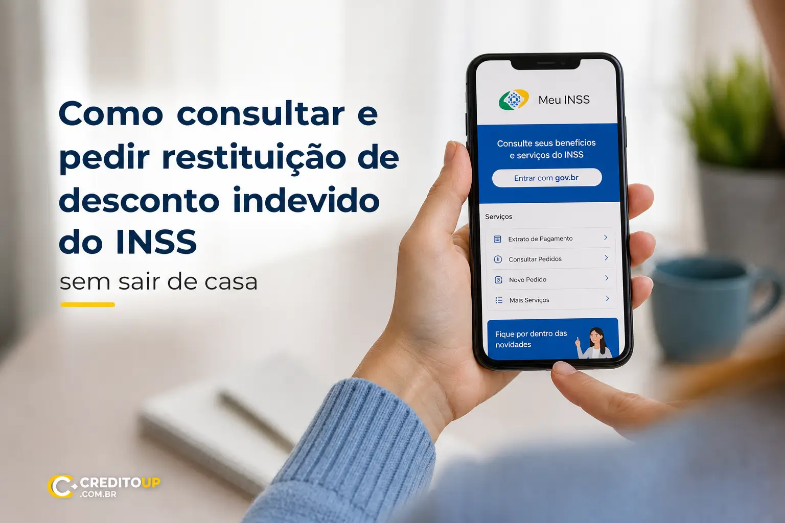 Mão segurando smartphone com app Meu INSS para consulta de restituição