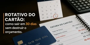 cartão de crédito azul e calendário '30 dias' sobre mesa
