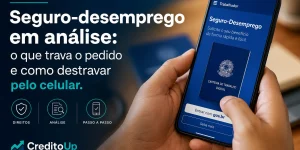 Homem com app Trabalhador mostrando Seguro-Desemprego