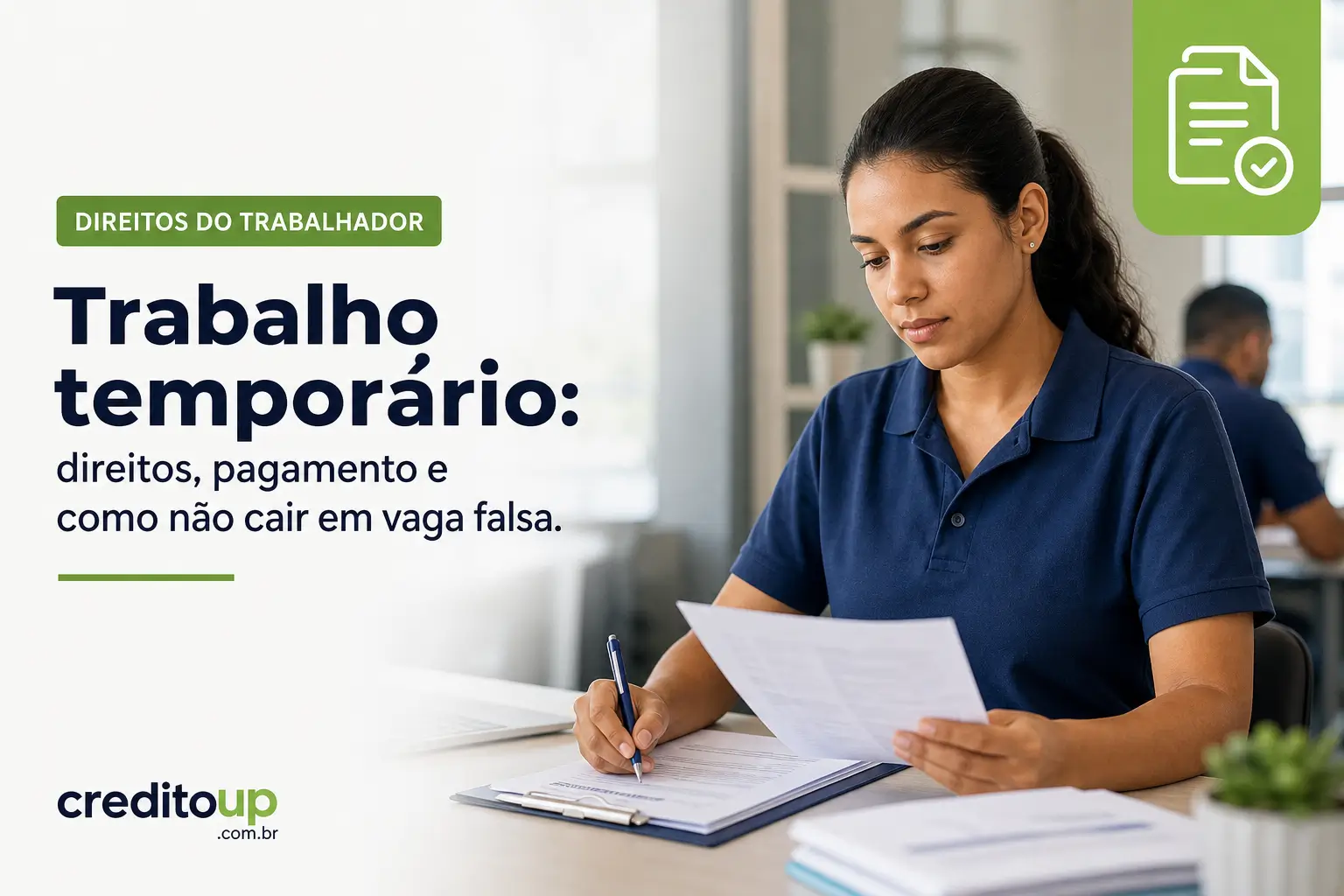 Mulher assinando documento sobre direitos do trabalhador