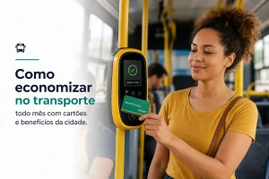 Mulher usando leitor de cartão de transporte Bilhete Único no ônibus