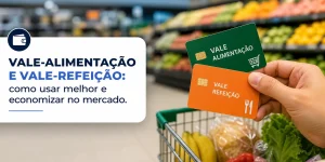 Pessoa com cartões Vale Alimentação e Vale Refeição no mercado
